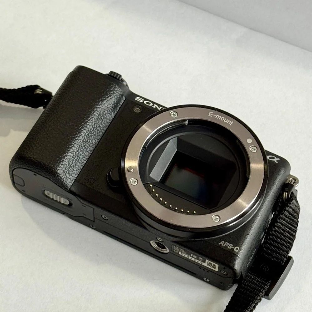 Sony a5100 *BUNDLE* 16-50mm Lens Camera with 3-Inch Flip Up LCD w/accessories